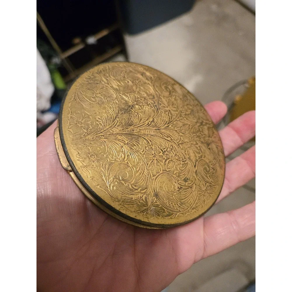 Vintage Compact Gold Tone Round Floral Engraved Powder w/ Mirror & Puff Patina